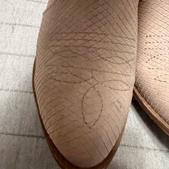 Almost new Dirty Laundry Blush Booties. Size 11. - Picture 4 of 6